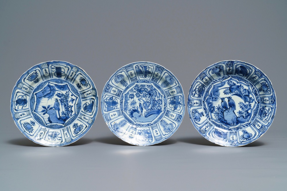 Drie Chinese blauwwitte kraakporseleinen borden met vogels, Wanli