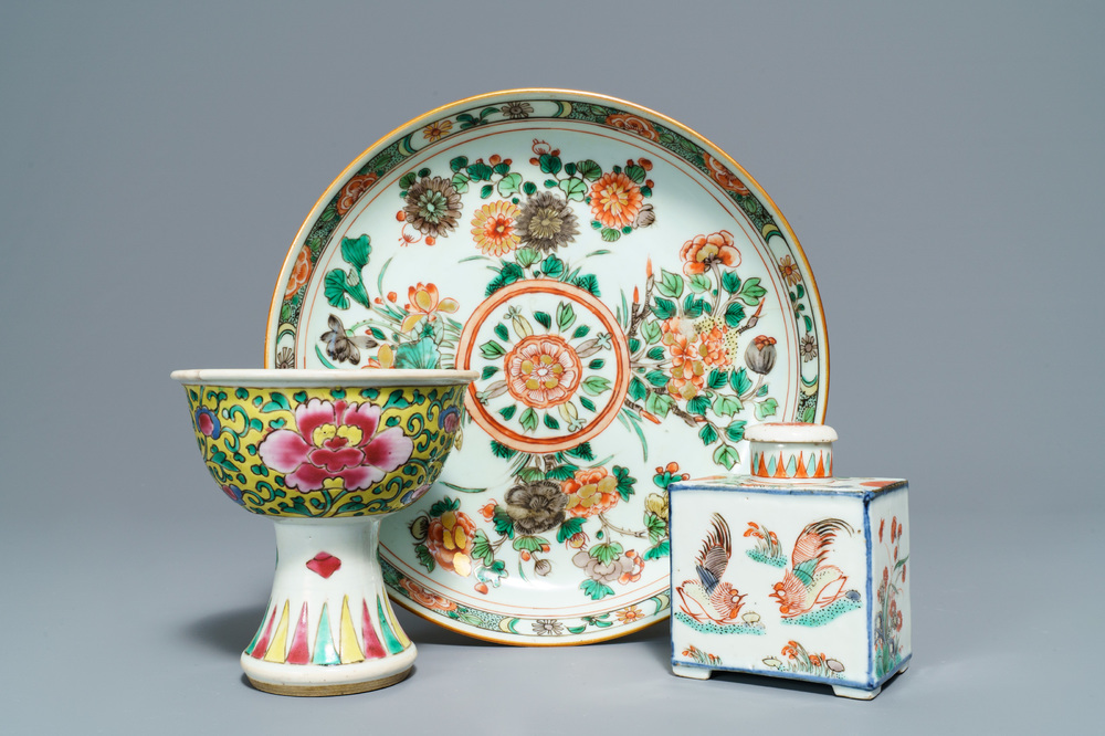 A Chinese famille verte tea caddy, a plate and a famille rose stem cup, Kangxi/Yongzheng