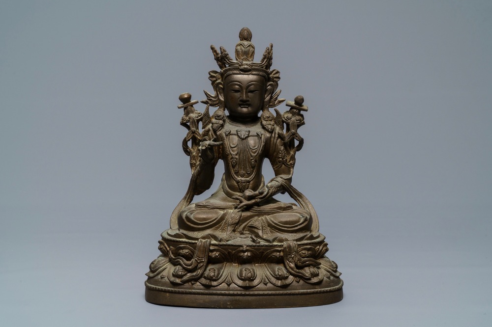 Une figure de Guanyin en bronze, Chine, Ming