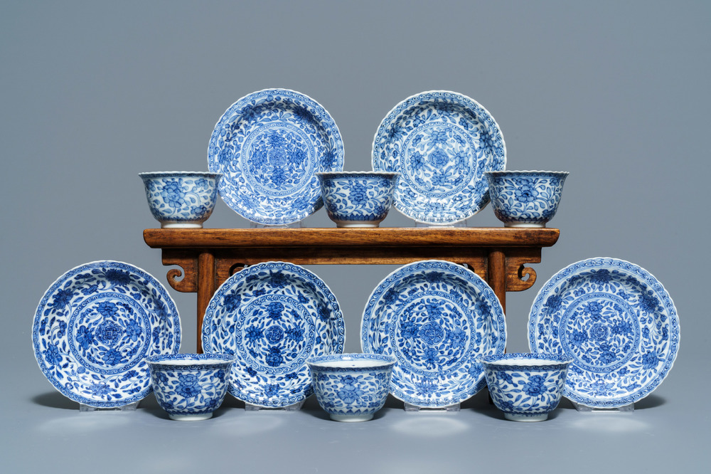 Zes Chinese blauwwitte koppen en schotels met floraal decor, Kangxi