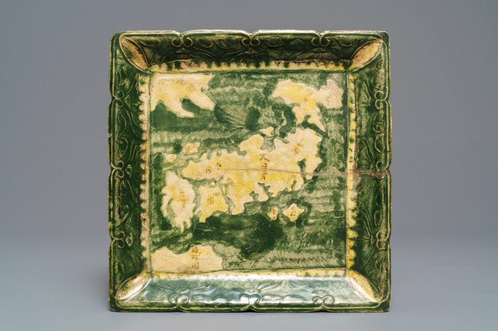 Un plat de forme carr&eacute; en gr&egrave;s de Japon de type Gennai &agrave; d&eacute;cor de la carte de Japon, Meiji, 19&egrave;me