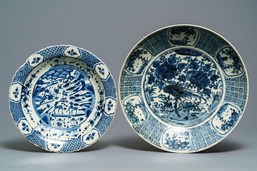 Deux grands plats en porcelaine de Chine bleu et blanc dite 'de Swatow', Ming