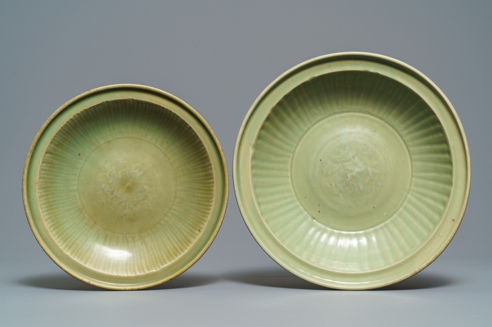 Twee Chinese Longquan celadon schotels met onderglazuur decor, Ming