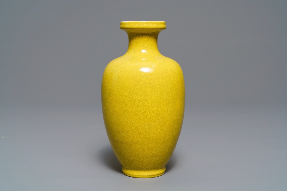A Chinese monochrome yellow crackle-glazed vase, Kangxi mark, 19th C.
