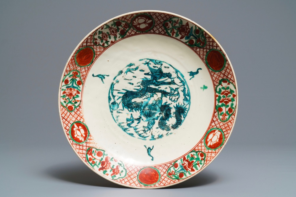 Een Chinese polychrome Swatow schotel met een draak, Ming