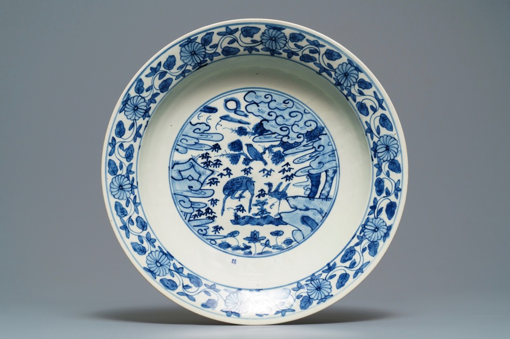 Een fijne grote Chinese blauwwitte Swatow schotel met inscriptie, Ming
