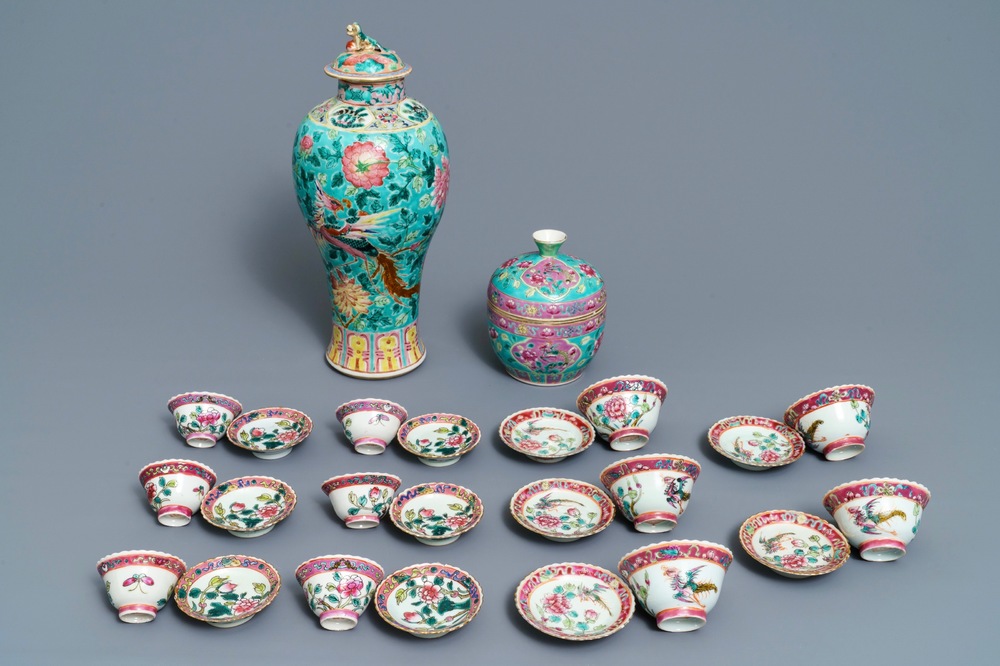 Une collection de tasses et soucoupes et un vase en porcelaine de Chine pour le march&eacute; Peranakan ou Straits, 19&egrave;me