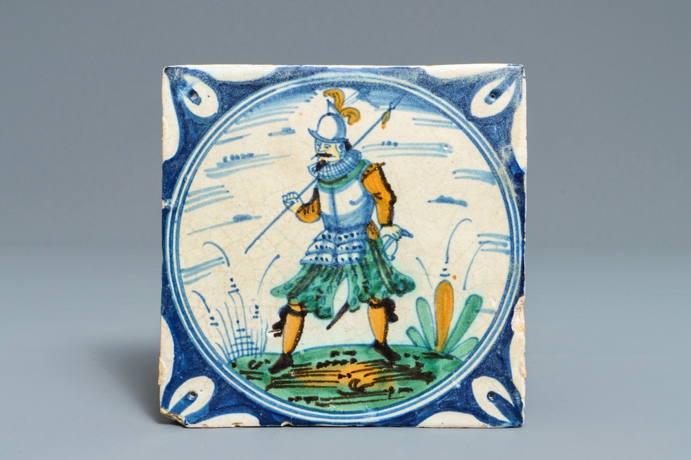 Un carreau en majolique polychrome &agrave; d&eacute;cor d'un soldat, Pays-Bas, 1er quart du 17&egrave;me