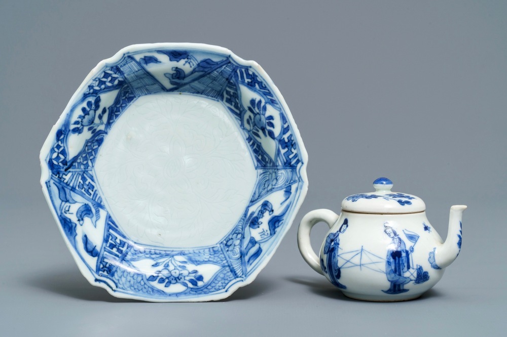Een Chinese blauwwitte Yixing-stijl theepot en een Anhua bord, Tianqi en Kangxi