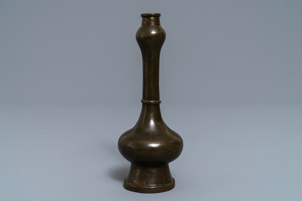 Un vase en bronze de forme dite "t&ecirc;te d'ail" aux taches de dorure,  Ming/Qing