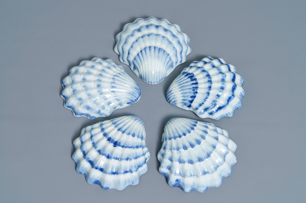 Five Chinese blue and white shell-shaped trays, Qianlong