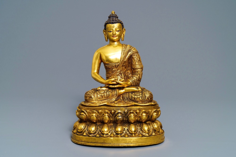 Een grote Chinese verguld bronzen figuur van Boeddha Amitayus, 19/20e eeuw