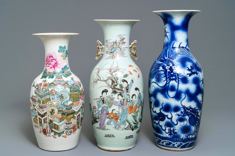 Drie Chinese blauwwitte en qianjiang cai vazen, 19/20e eeuw