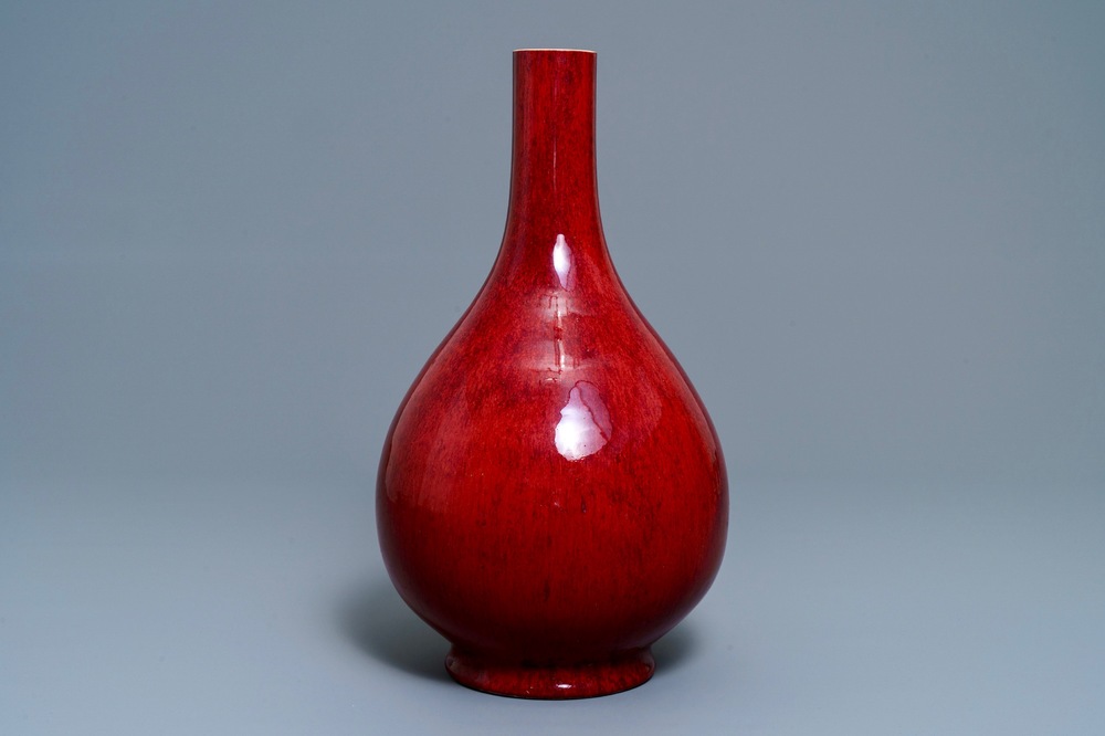 Un vase de forme bouteille en porcelaine de Chine sang de boeuf, Qianlong/Jiaqing