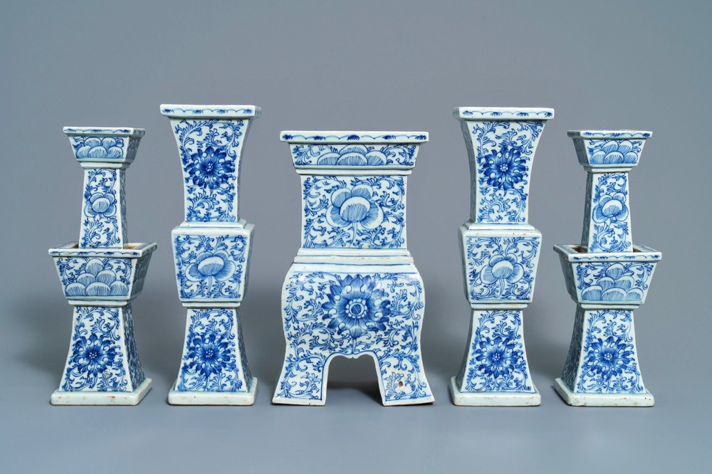 Een vijfdelige Chinese blauwwitte altaar garnituur, 19e eeuw