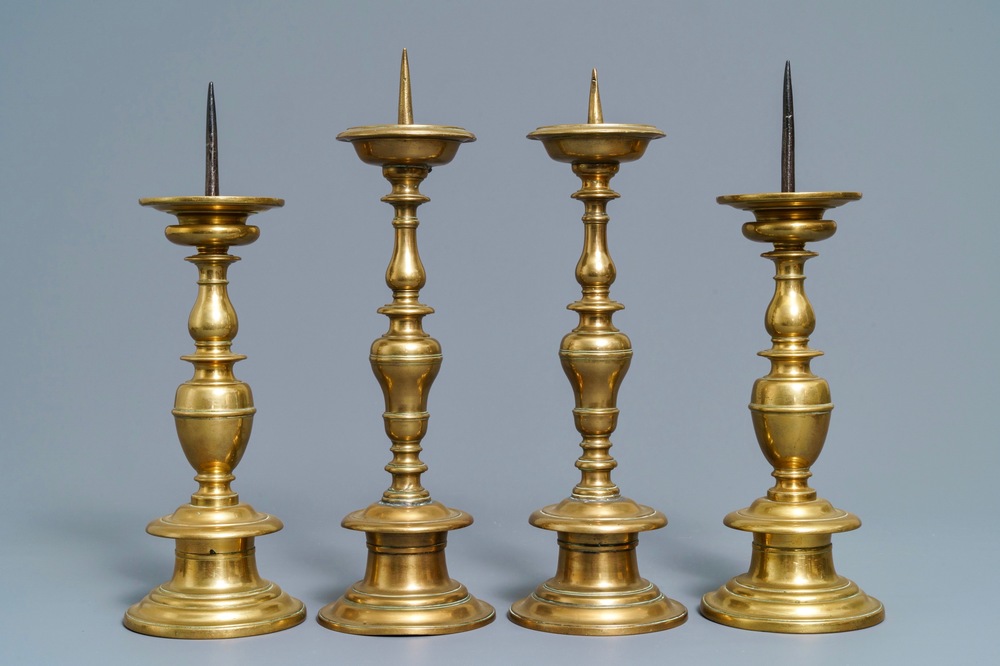 Twee paar bronzen kandelaars, Vlaanderen of Nederland, 17e eeuw