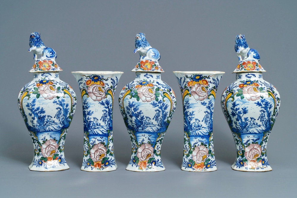 Une garniture de cinq vases en fa&iuml;ence de Delft polychrome &agrave; d&eacute;cor romantique, 18&egrave;me