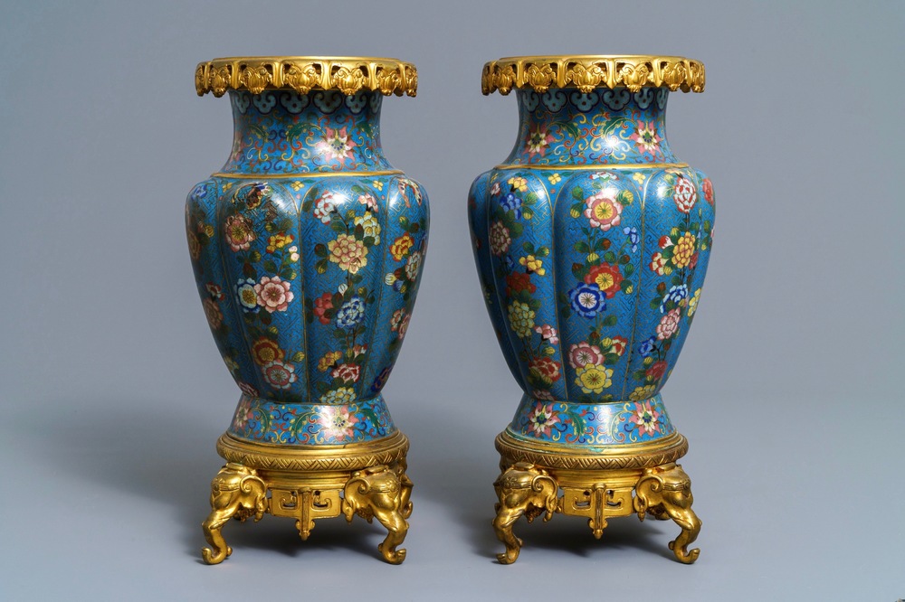 Une paire de vases en &eacute;maux cloisonn&eacute;s aux montures en bronze dor&eacute;, Chine, 19&egrave;me