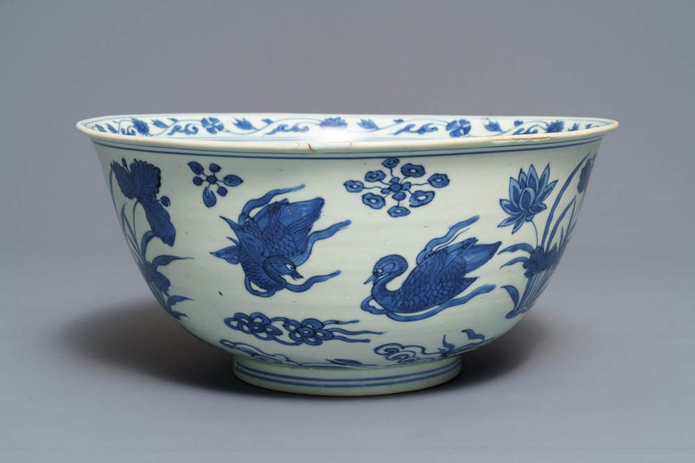 Een Chinese blauwwitte kom met eenden, Wanli merk en periode