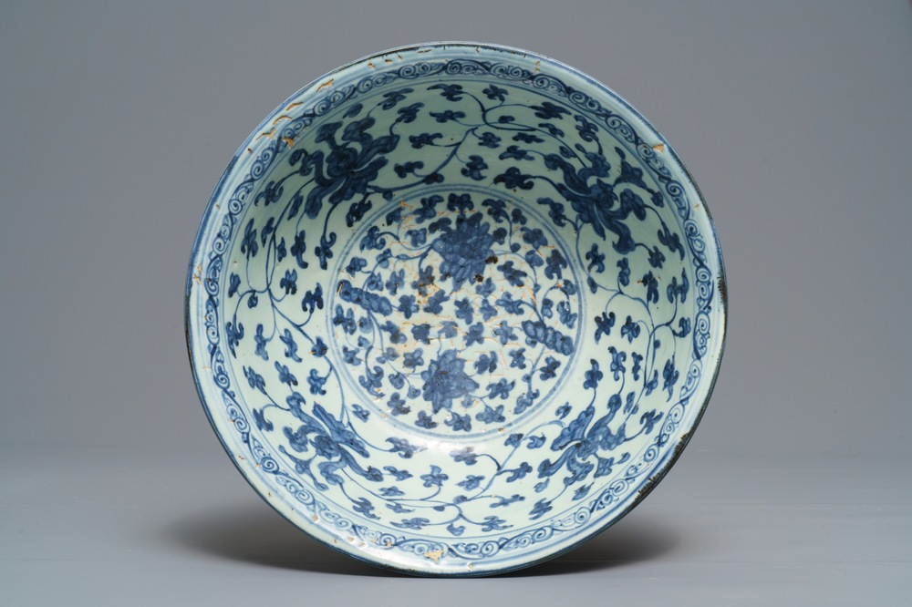 Een Chinese blauwwitte kom met pioenslingers, Ming