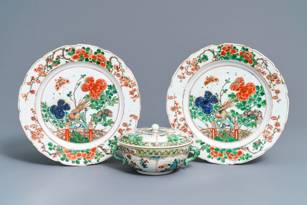 Une paire de plats et un bol couvert en porcelaine de Chine famille verte, Kangxi