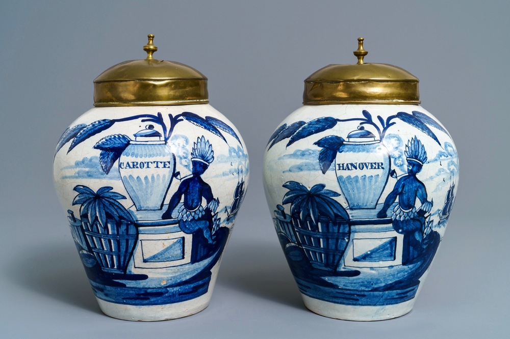 Une paire de pots &agrave; tabac en fa&iuml;ence de Delft bleu et blanc, 18&egrave;me