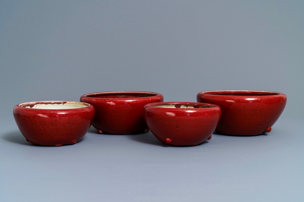 Quatre bols en porcelaine de Chine sang de boeuf, 19/20&egrave;me
