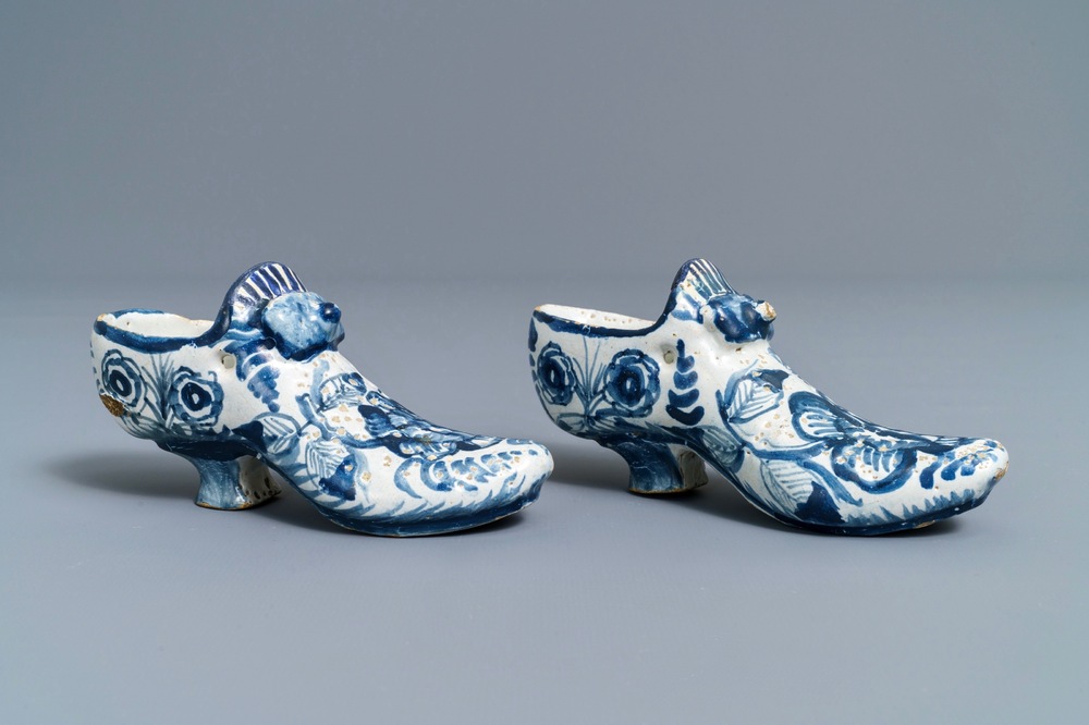 Une paire de mod&egrave;les de chaussures en fa&iuml;ence bleu et blanc de la Frise, Bolsward, 2&egrave;me moiti&eacute; du 18&egrave;me