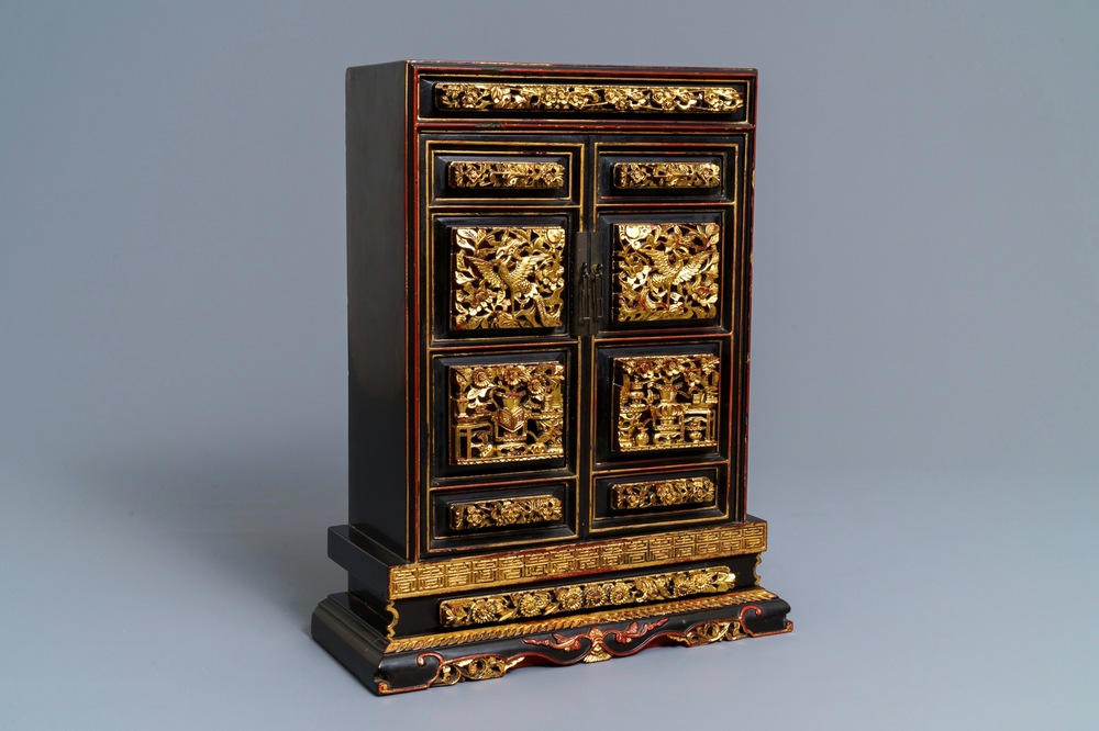 Un cabinet d'autel en bois dor&eacute; et laqu&eacute; pour le march&eacute; Peranakan ou Straits, Chine, 19&egrave;me