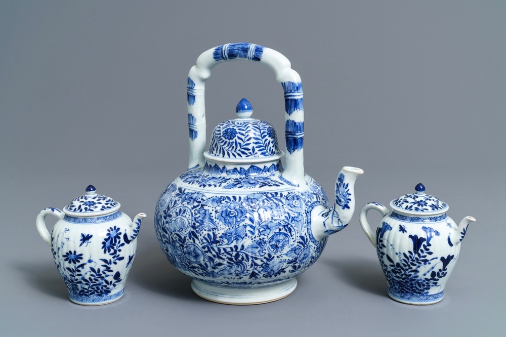 Drie Chinese blauwwitte theepotten met deksels, Kangxi