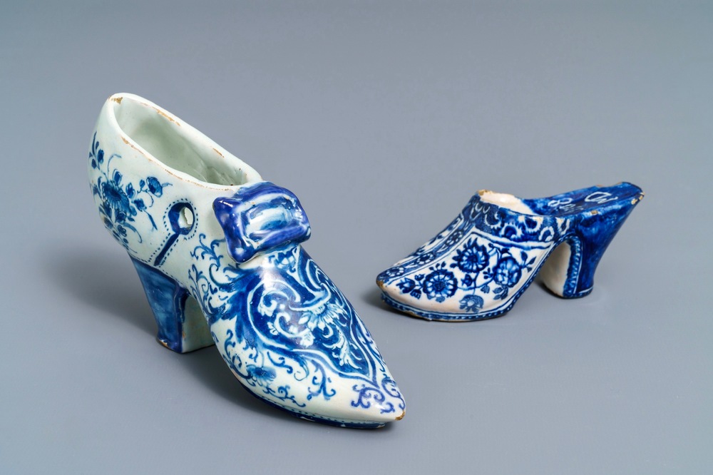 Deux mod&egrave;les de mules en fa&iuml;ence de Delft bleu et blanc, une dat&eacute;e 1708, 18&egrave;me