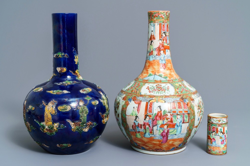 Deux vases de forme bouteille et un pot &agrave; pinceaux en porcelaine de Chine, 19/20&egrave;me