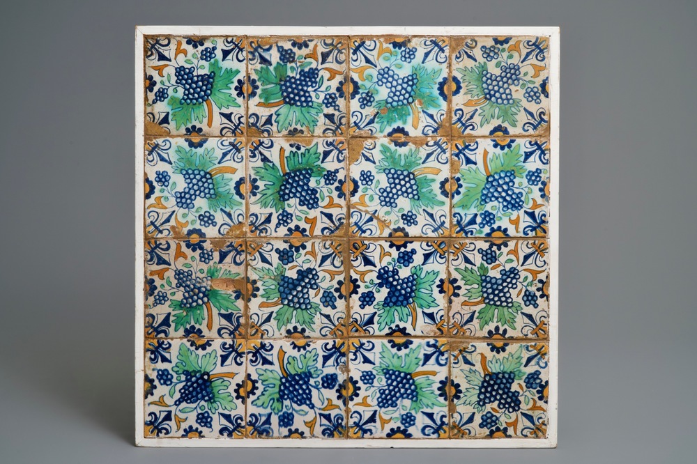 Zestien polychrome Delftse tegels met druiventrossen, 17e eeuw