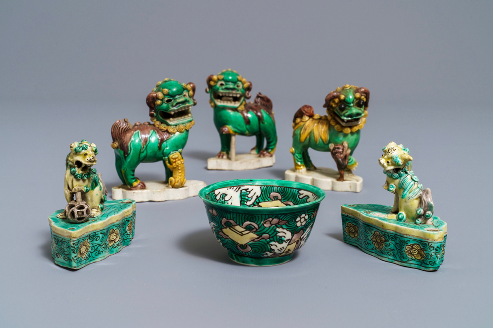 Cinq mod&egrave;les de lions bouddhistes et un bol en biscuit &eacute;maill&eacute; vert, Kangxi