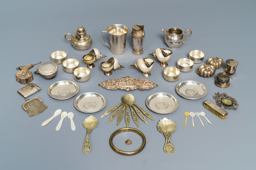 Een gevarieerde collectie kleinzilver en parelmoer, 19/20e eeuw