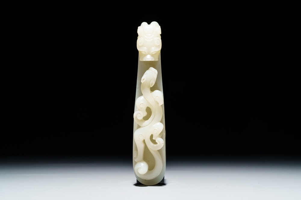 Een Chinese celadon jade gordelhaak, 18/19e eeuw
