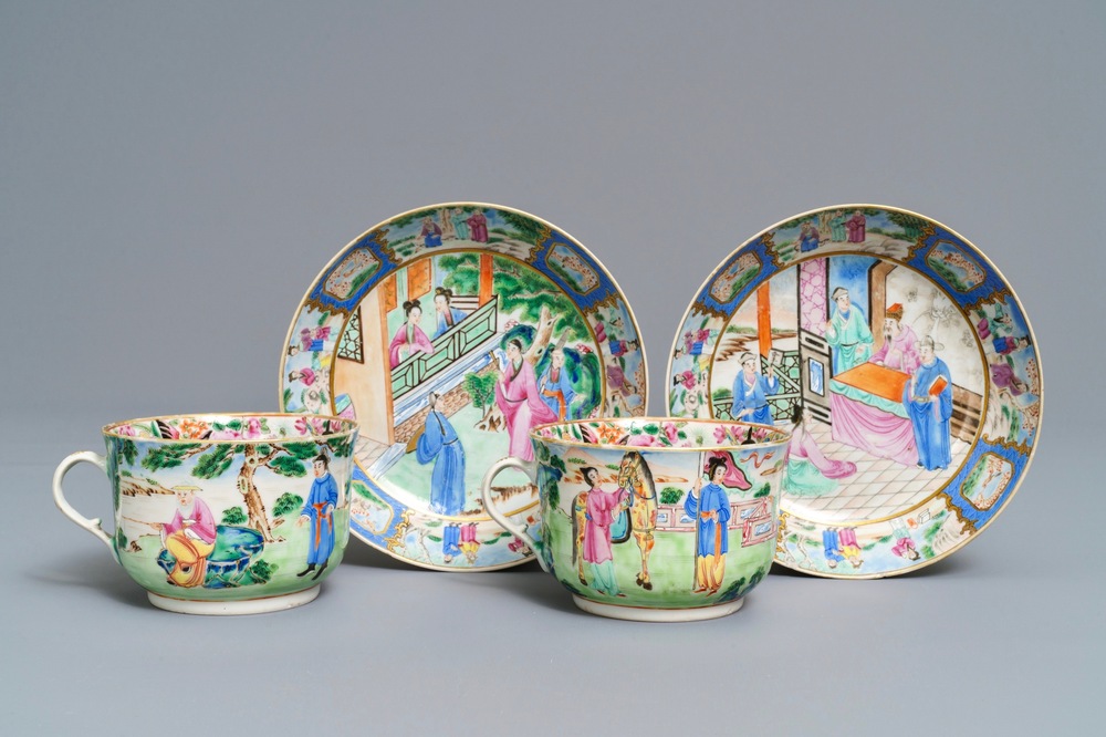 Une paire de tasses et soucoupes en porcelaine de Chine famille rose de Canton, dat&eacute;es 1831