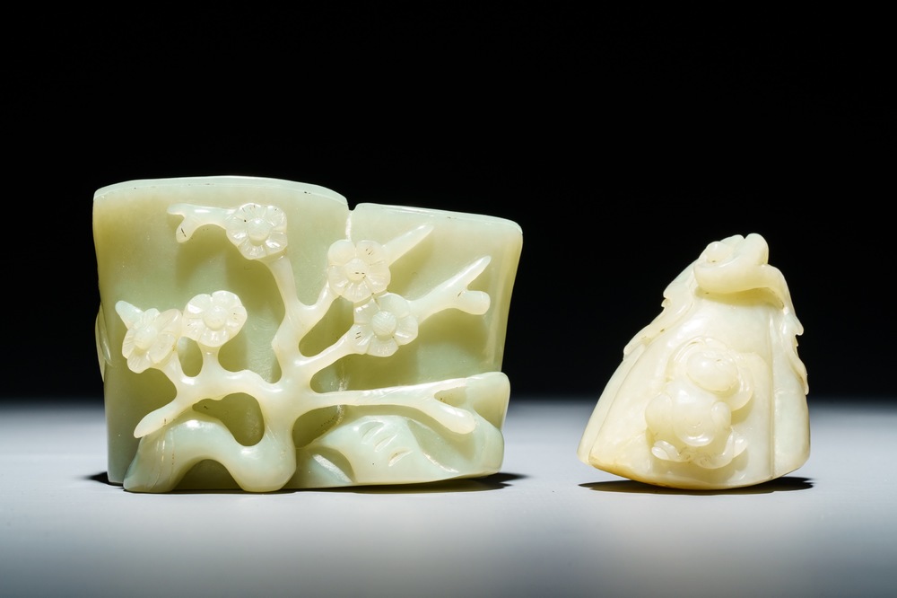 Un pot &agrave; pinceaux et un groupe figurant un gar&ccedil;on sur une fleur de lotus en jade c&eacute;ladon, Chine, 19/20&egrave;me