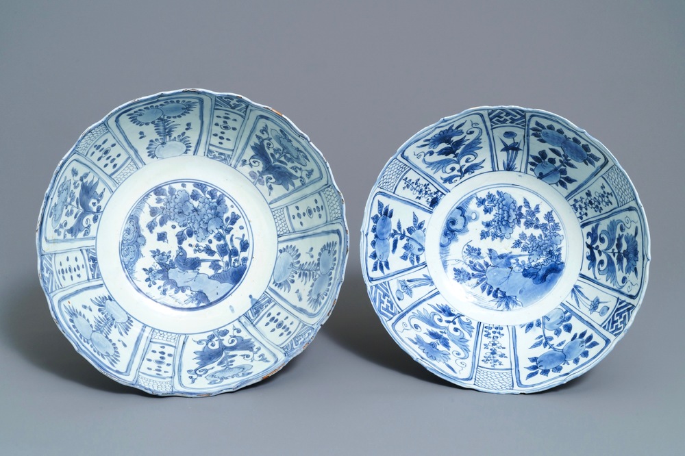 Une paire de grands bols en porcelaine de Chine bleu et blanc de type kraak, Wanli