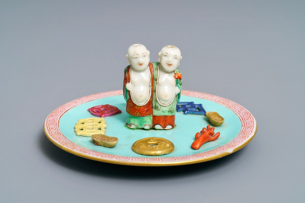 Een Chinese famille rose wierookhouder, Jiaqing merk en wellicht periode