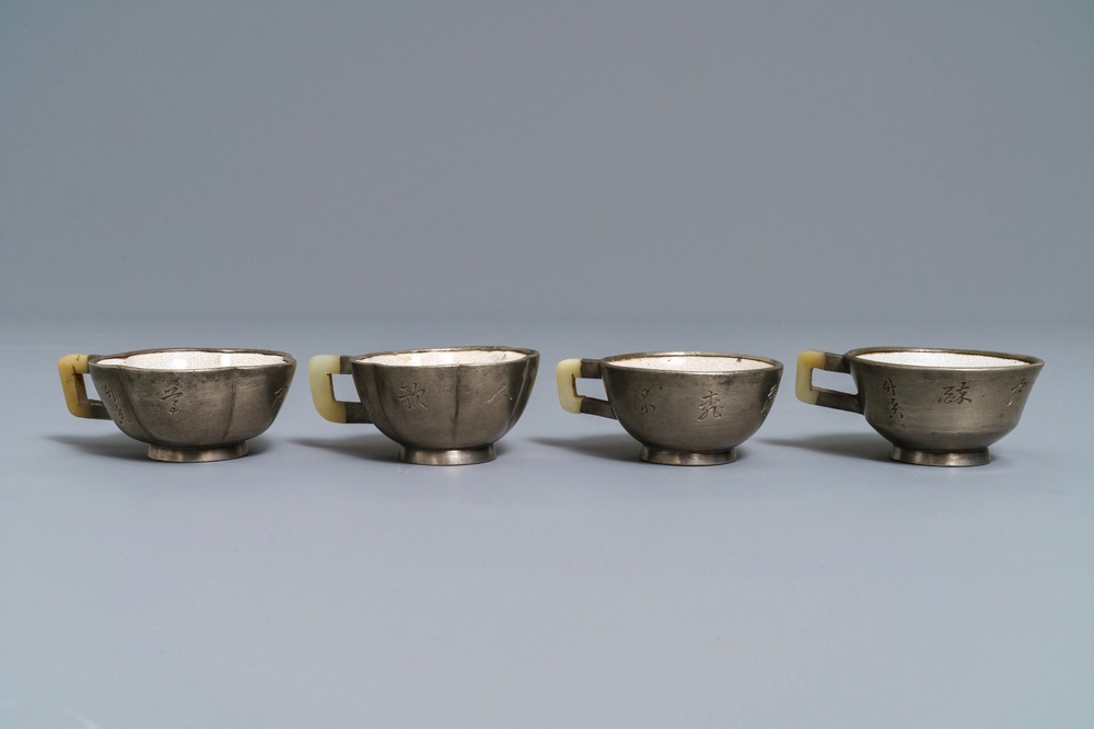 Deux paires de tasses en gr&egrave;s de Yixing &agrave; monture en jade et &eacute;tain &agrave; inscription, Chine, 19/20&egrave;me