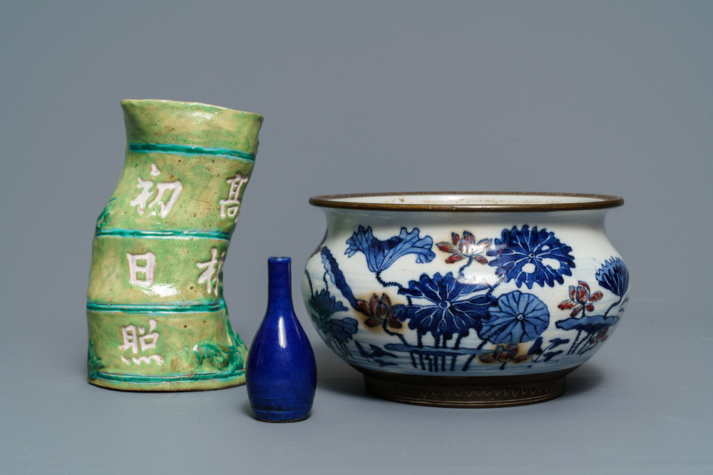 Un br&ucirc;le-parfum, un vase &agrave; suspendre et un vase de forme bouteille en porcelaine de Chine, 19/20&egrave;me