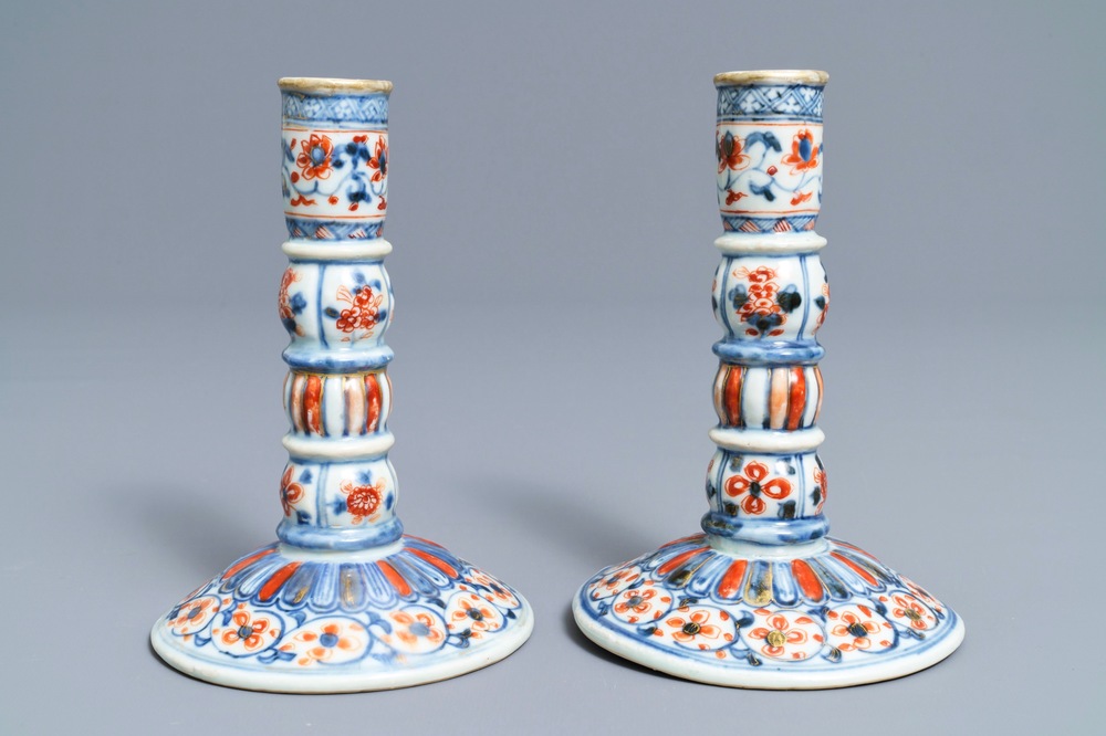 Une paire de bougeoirs en porcelaine de Chine de style Imari, Kangxi