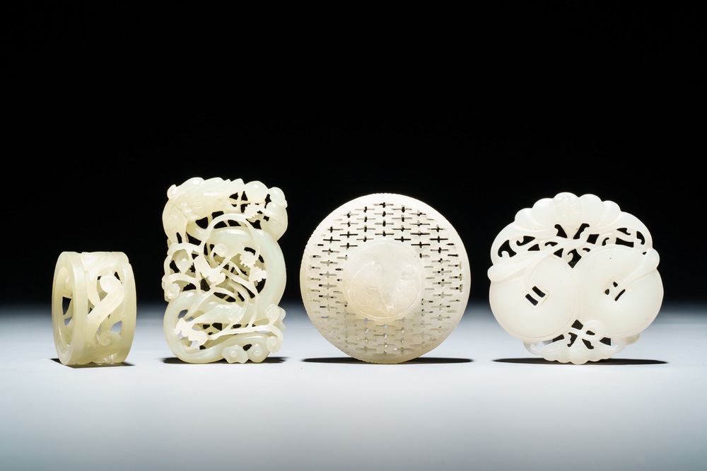 Vier Chinese snijwerken in witte en celadon groene jade, 19/20e eeuw