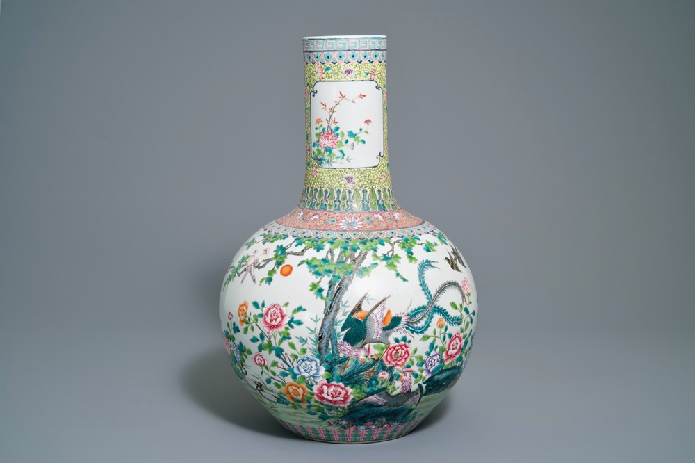 Un vase de forme tianqiu ping en porcelaine de Chine famille rose, marque de Qianlong, 20&egrave;me