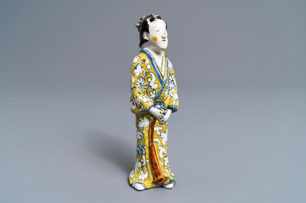Een zeldzame polychrome Delftse figuur van een Chinese dame, 2e helft 17e eeuw