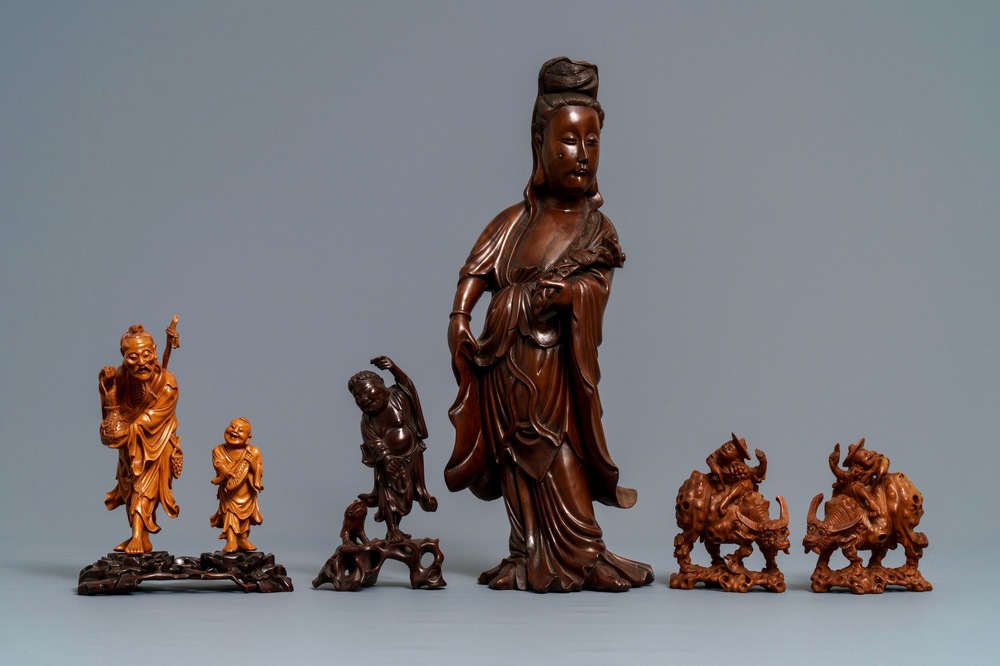 Six figures en bois sculpt&eacute;, Chine, 19/20&egrave;me