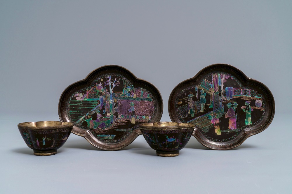 Une paire de tasses et soucoupes en argent et laque burgaut&eacute;, Chine, Kangxi