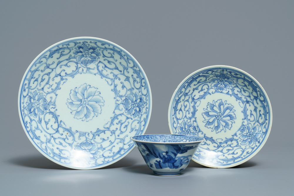 Twee blauwwitte Chinese borden en een kom, Kangxi en 19e eeuw