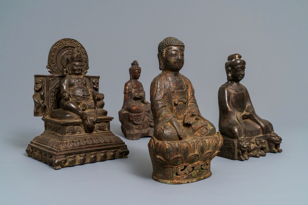 Quatre figures de Bouddha en bronze, Chine, Japon et Cor&eacute;e, 18/19&egrave;me
